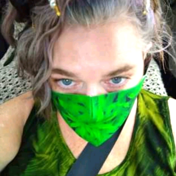 🇨🇦 Leaf pattern face mask - Picture 2 of 2